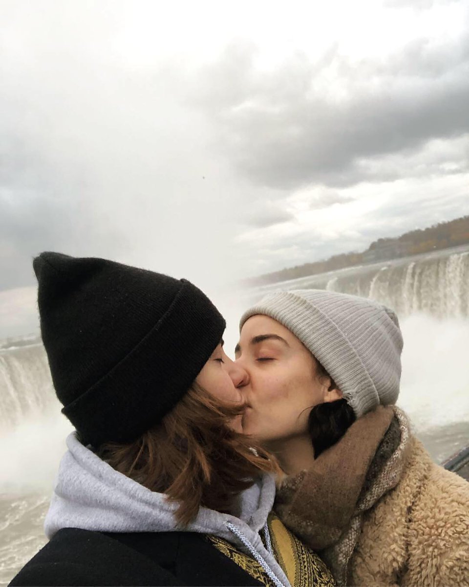 BeGeorgiKayFr's tweet photo. Repost @Itisfrancesca (Instagram)

We managed to make it to Niagara Falls AND successfully take our first kissing picture, while FREEZING our little buns off. Anyway. Here is us kissing, and then Niagara Falls 😬 https://t.co/6UDM8JlyND