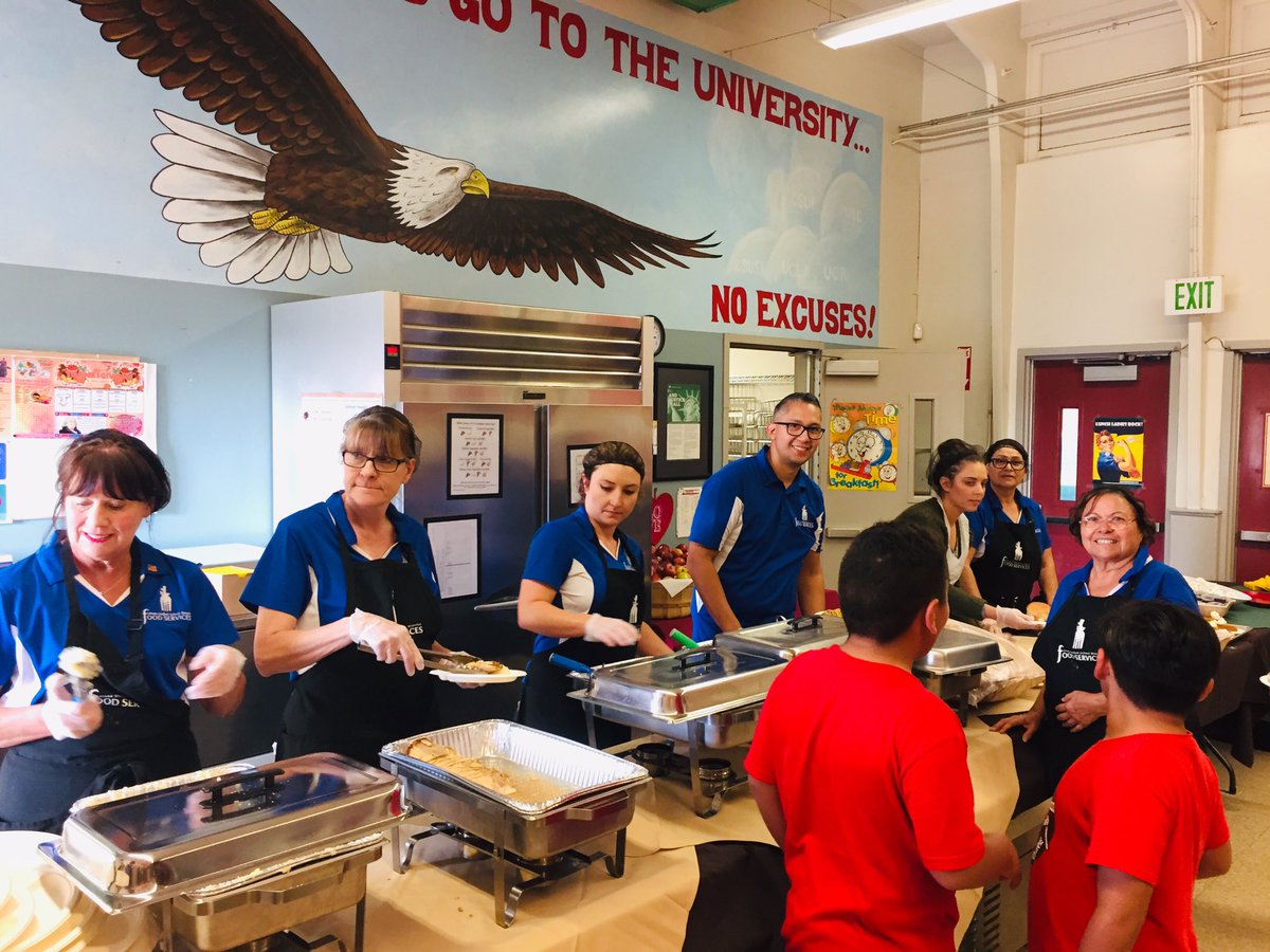 redwood_fontana's tweet photo. A special shout out to @FUSDFoodService for putting together another wonderful Thanksgiving Event at Redwood Elementary School. Serving over 400 plates to our Fontana Community. #weareredwood  @FontanaUnified https://t.co/EVsK9YKMhl