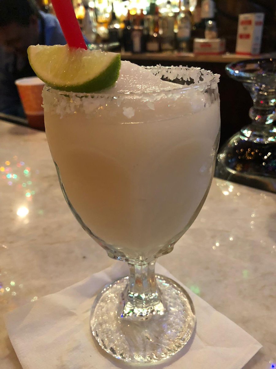 sffooddood's tweet photo. Night 2 in beautiful San Antonio and I’m enjoying @MiTierraCafeSA! Taco, enchilada, tamale...what else do you need???? Frozen margarita and some festive decor, that’s what!! 🇲🇽💃🏻🌮👍🏼💪🏽🍹 https://t.co/GXxGFB4WgU