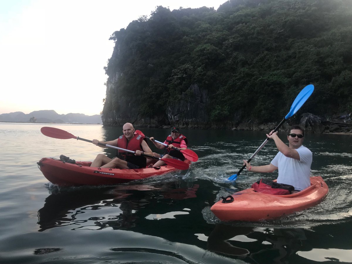 KennethRGraham's tweet image. Wrapping up a great @EMTS2018 conference  with kayaking in Ha Long bay with @asalleo @_iainmcculloch @guillaumewantz