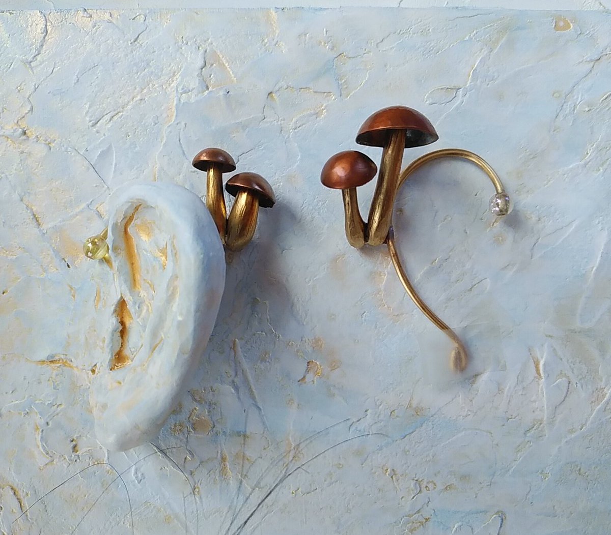 かんざし 小物 小梅屋 デザフェスお品書き 非売品 お試し遊び用 つけると耳の裏からきのこ生える イヤフックとか 侘び寂び渋いコとか お試しして頭からきのこ生やして遊んでみてください 撮影可 Sns可です 作者 スタッフ 来客他 人物の顔は