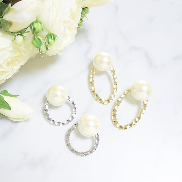 ⁑
大粒パールに大きめリングの大人パールピアス💓
.
光に反射してでこぼこフープがキラキラして可愛いんです✨
.
ゴールドは楕円フープ
シルバーはミニフープタイプになります💓
.
#パールピアス #大きめピアス #フープピアス ift.tt/2ASNtrW