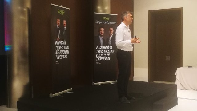 rafbaena's tweet photo. El enólogo Fernando Martínez de @ladrondelunas nos enseña cómo catar y saborear los aromas de los vinos durante la cata en #SageForum Afterworks Accountants con nuestros #despachosprofesionales https://t.co/QqvX0akczy