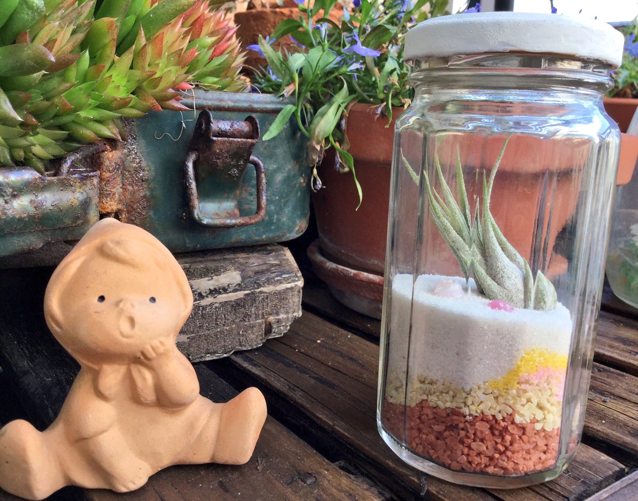 雑貨奥様 昨日買ったエアープランツとカラーサンドを使って セリアの小瓶に植え替えをしました 砂を交互に少しづつ入れて地層を作り 少し植物を埋め込みました ビーズも2粒飾りに入れて 蓋はダイソーの漆喰風塗料で塗りました エアプランツ