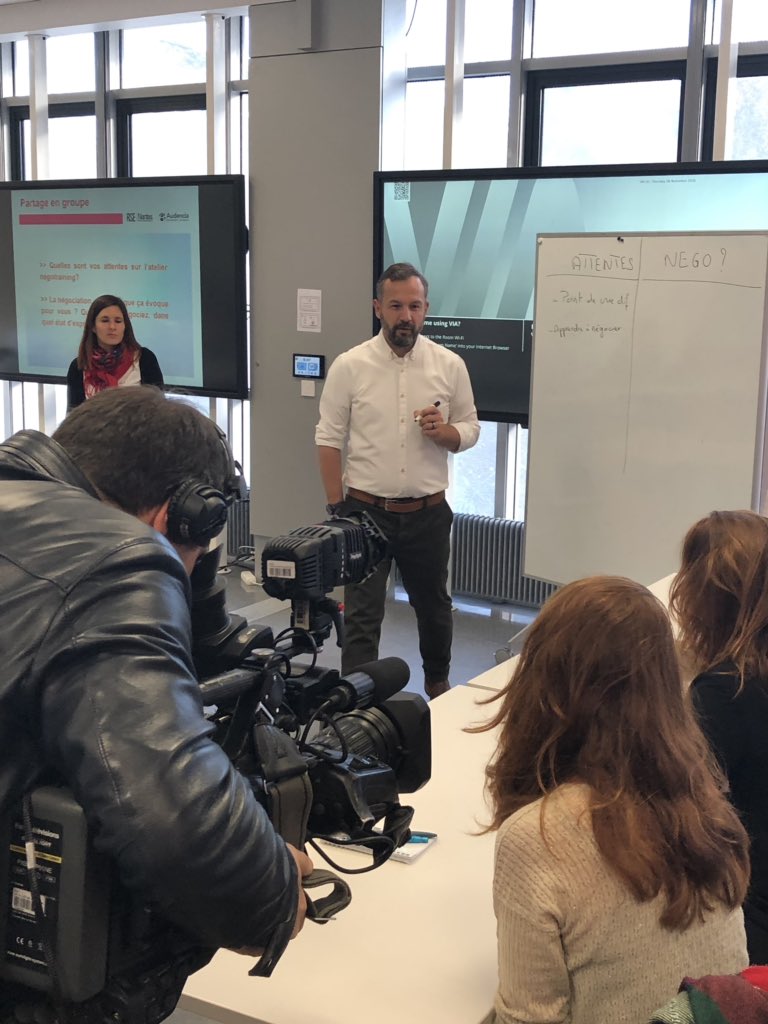 marina_normand's tweet photo. Ce matin, @audencia accueille une nouvelle session d’atelier #NégoTraining sous les caméras de @France2tv ! Un reportage à découvrir demain dans le JT de 13h ! #negosalariale #formation #audencia https://t.co/WFywzsKDvx