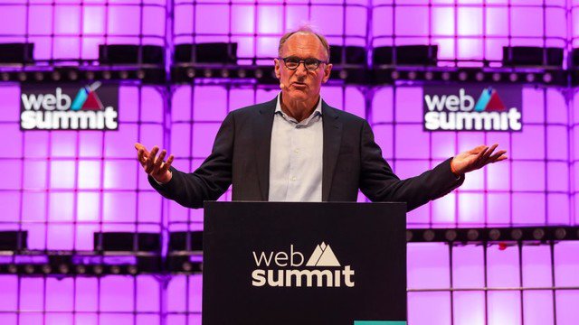 suehlmann_faul's tweet image. @timberners_lee spricht beim #websummit in #Lissabon über sein Projekt #webfoundation. Er sieht seine Vision des freien #Internet gemeinsamer Gestaltung bedroht - mit Recht! 
#Nachhaltigkeit #Digitalisierung 

Tim Berners-Lee will das Internet retten
spiegel.de/netzwelt/web/w…