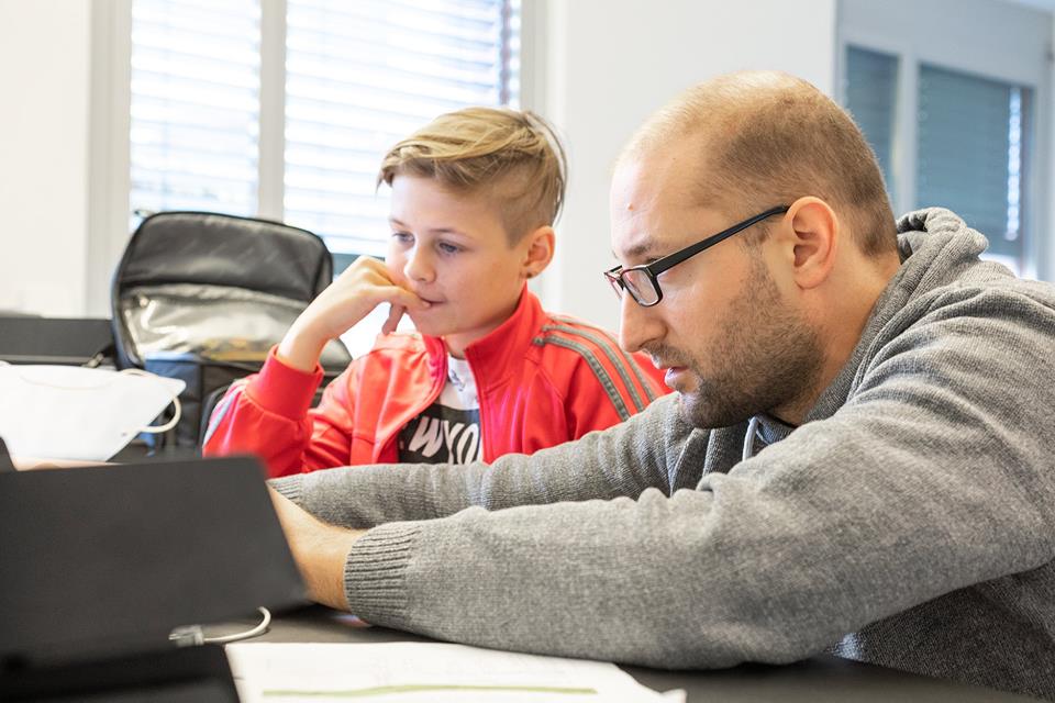 interpunkt_ag's tweet photo. Heute ist Nationaler #Zukunftstag und wir zeigen unserem zukünftigen Grafiker, was ihn in der Arbeitswelt erwartet.
#GraphicDesigner #Advertising #advertisingagency https://t.co/jcRx8ePnAy