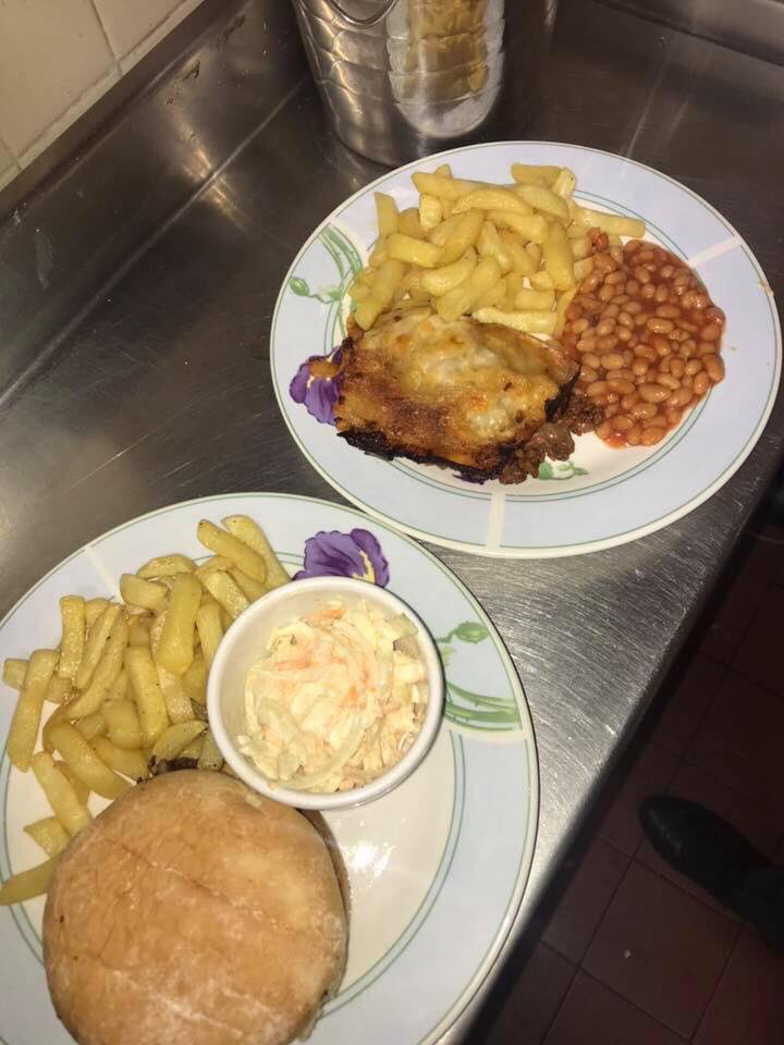 TheSpillsMeadow's tweet photo. Don’t forget we start serving at 12 🍽. We have lots of #homemade choice for you. Please RT and tell your #friends #family #pubgrub is back @TheSpillsMeadow #UpperGornal #LowerGornal #Dudley #Sedgley #mamajs https://t.co/aWPjg4qgqT
