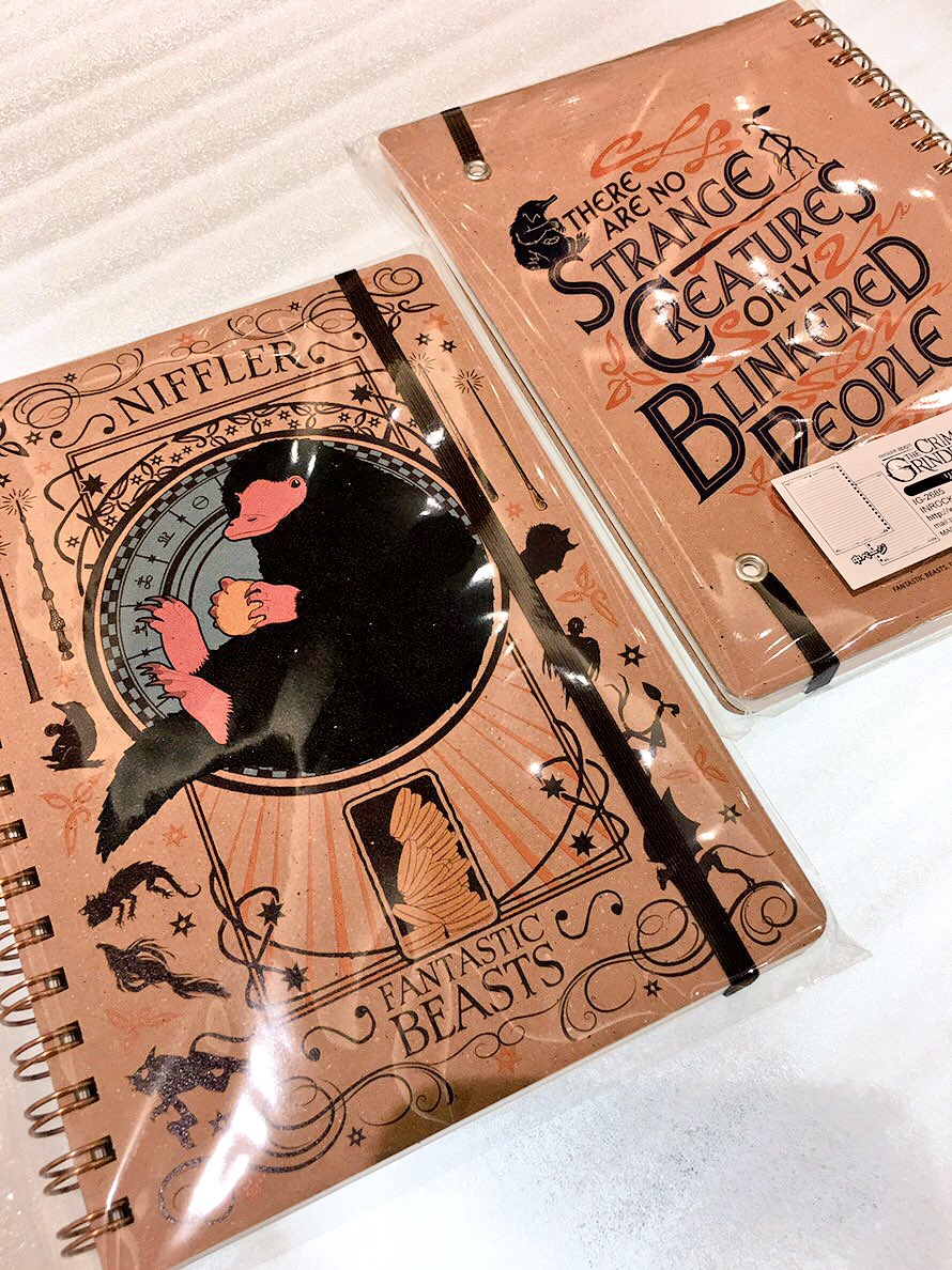 O Xrhsths ウィザーディング ワールド ベストグッズコレクション Sto Twitter ニフラーグッズももーっと増えました リングノートにステッカー 缶バッチ タオルとどれもめっちゃ可愛い 缶バッチはベビーニフラーちゃんの姿も ウィザコレ ファンタビ