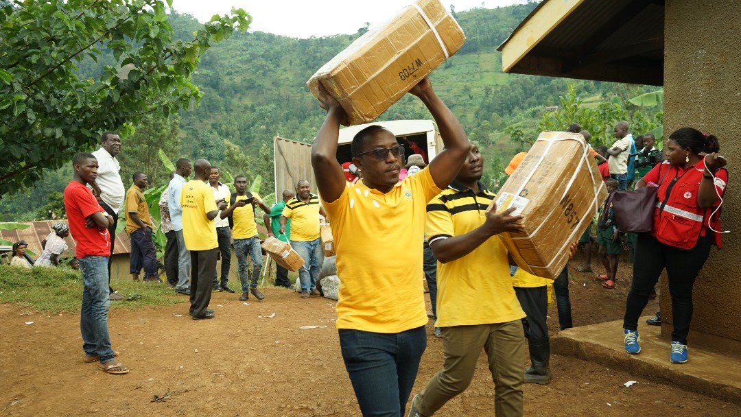 mtnug's tweet photo. MTN contributed Shs50m to the cause. More to that, the MTN staff also contributed an assortment of items. @BryanMbasa , the MTN Foundation Manager handed over these items to the Uganda Red Cross society in #Bududa. #MTNFoundation #StandWithBududa @georgeEgaddu https://t.co/J3FGqDDlHR