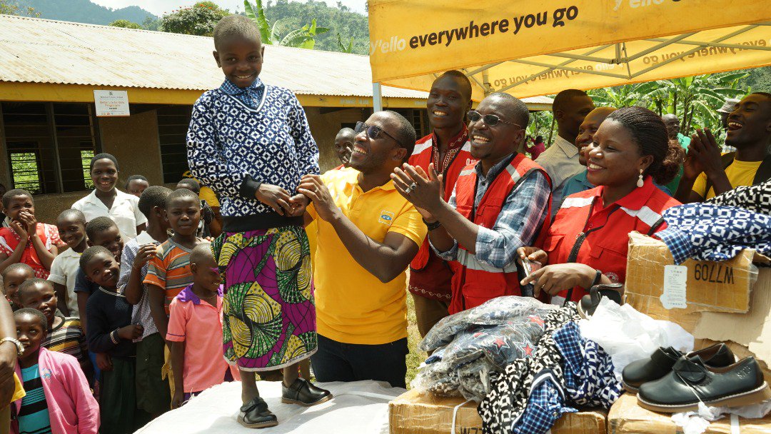 mtnug's tweet photo. MTN contributed Shs50m to the cause. More to that, the MTN staff also contributed an assortment of items. @BryanMbasa , the MTN Foundation Manager handed over these items to the Uganda Red Cross society in #Bududa. #MTNFoundation #StandWithBududa @georgeEgaddu https://t.co/J3FGqDDlHR