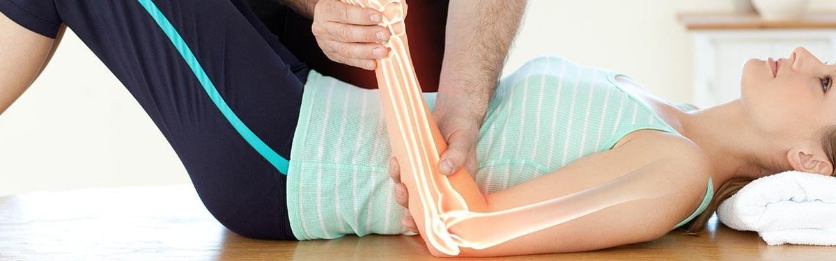 Devonjones51's tweet photo. Joint mobilizations are a useful exercise to decrease pain and restore normal joint motion. They are performed by applying traction to the joint and moving it in the desired motion. @FHSU_ATs https://t.co/mXXNPorqzA