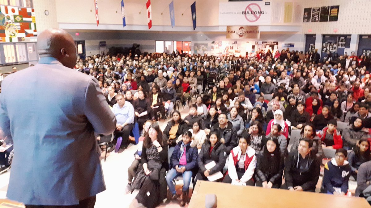 FMMtweets's tweet photo. FMM Principal @JoelChiutsi addresses the jam-packed audience of students &amp; parents at this evening's #Gr8OpenHouse @ycdsb https://t.co/udrm7vd9fY