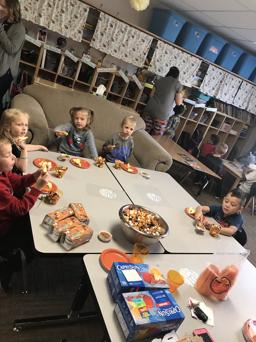 OgLester111's tweet photo. I have the best families a Kinder Teacher could ask for!
@SJSDOakGrove #SJSDproud #Kindergarten #TeacherLife #HappyFallYall #FallParties https://t.co/3rHCmykMLd