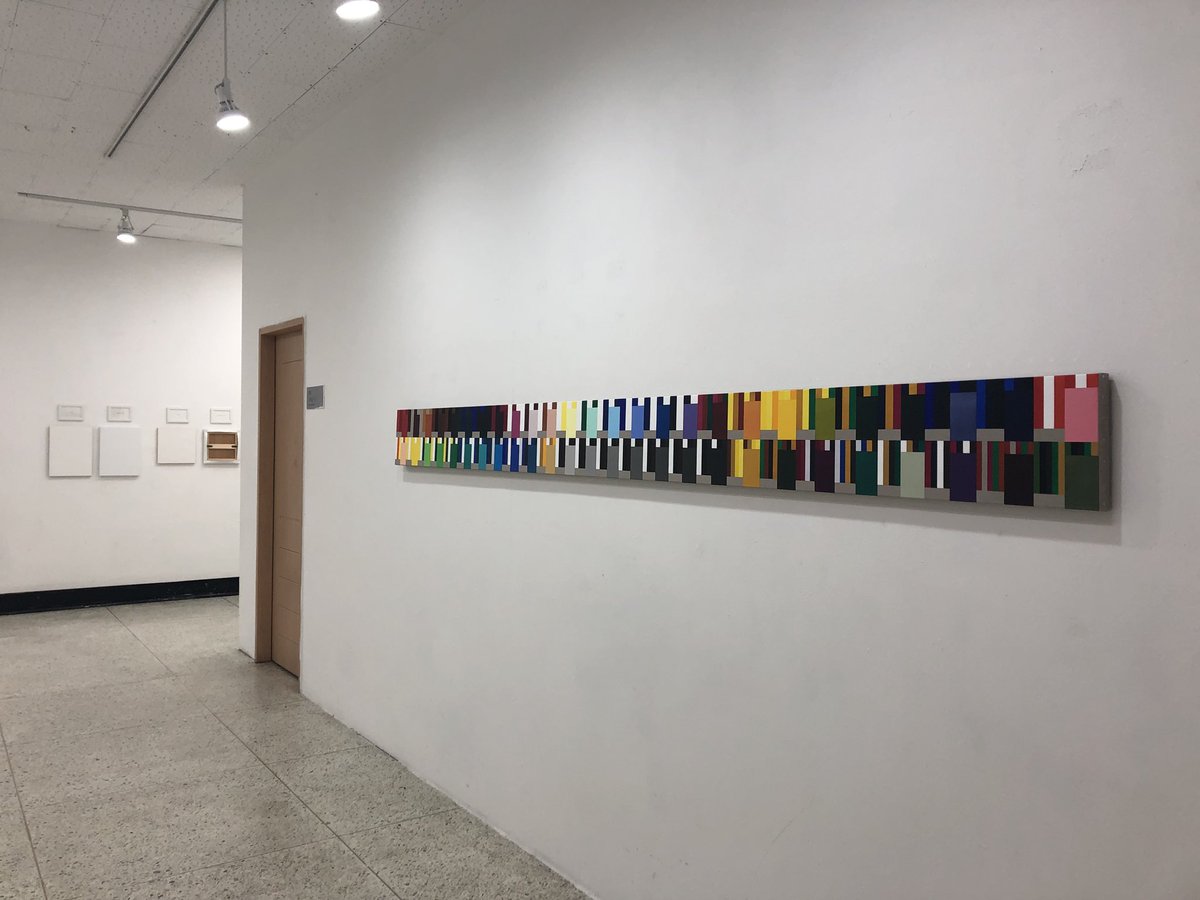 오늘도 6시까지입니다.

“리지드는 재료의 측면에서 캔버스에 접근한다.  ‘단단하다’는 형용사는 캔버스의 물리적인 단단함을 뜻하지 않는다. 그들은 그림이 그려지는 바탕으로써 캔버스가 그것을 사용하는 화가에게 적합한 상태로 만들어져야 한다고 말한다.” (전시 서문 중)