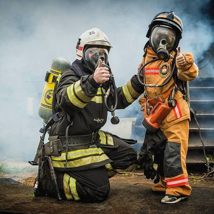 firefightersusa's tweet photo. Retweet please🚒🚒🚒
📸DM us Firefighter Pics
👲TAG a FireFighter
👍Follow, Like, Share, Comment please 
#firefighter #firefighteronduty #firehero #firefighters #fireman #firefighterworld #femalefirefighter #firefighters_unite #firefighters_brotherhood #911firerescue https://t.co/elBzgxNlV9