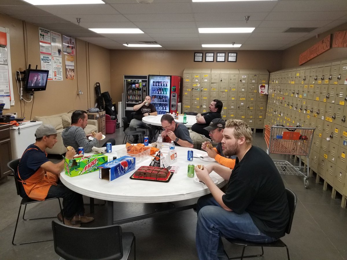 infocus3516's tweet photo. Celebrating our Freight Team at 3516! https://t.co/4qB2pSJne4