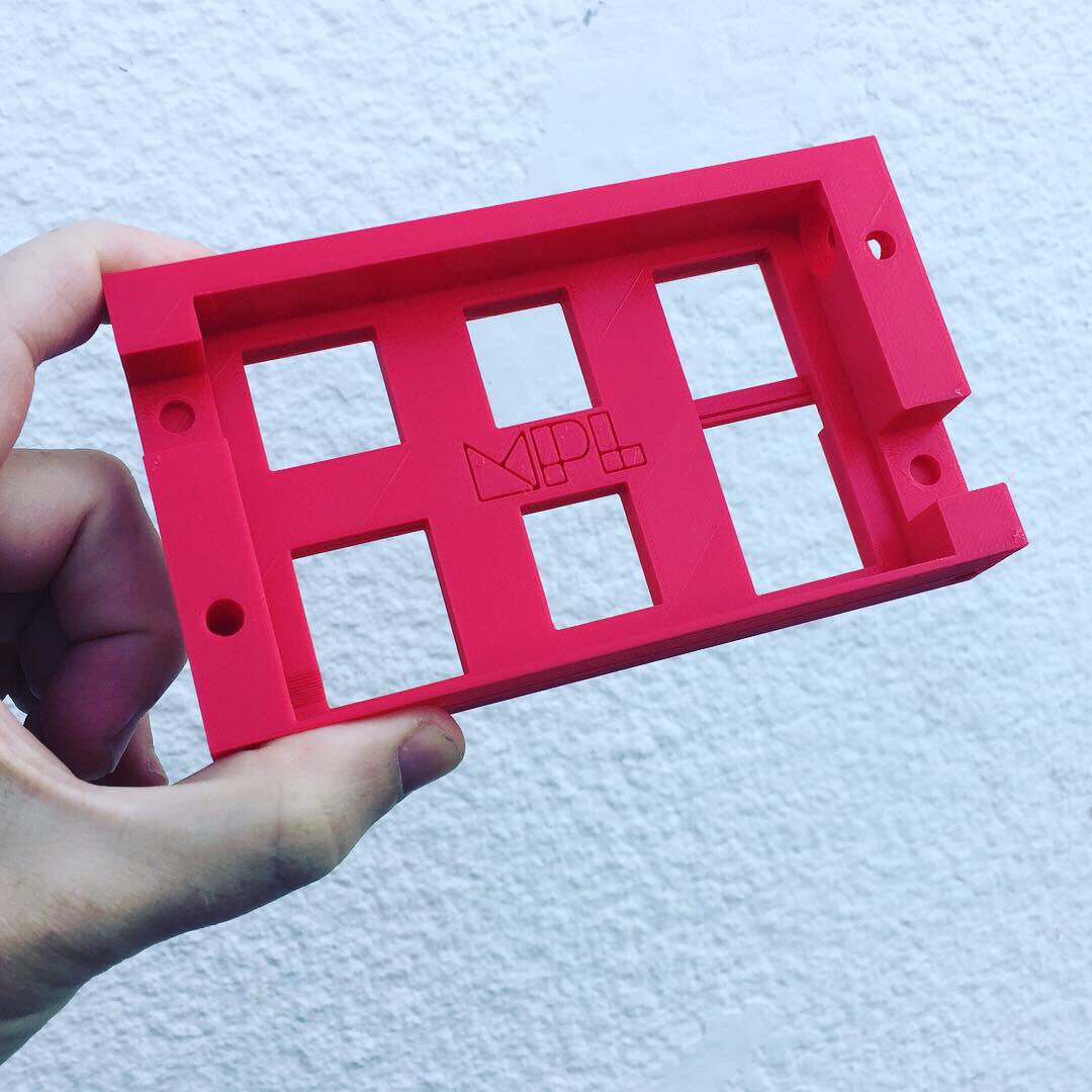 makerprojectlab's tweet photo. Used @tinkercad to adjust the Nissan Leaf battery terminal cover design for my @powerracingseries battery pack. Nailed it this time. Moving on to wiring now. #ppprs #makevember #madewithtinkercad #3dprinting https://t.co/fA2crDZE1u
