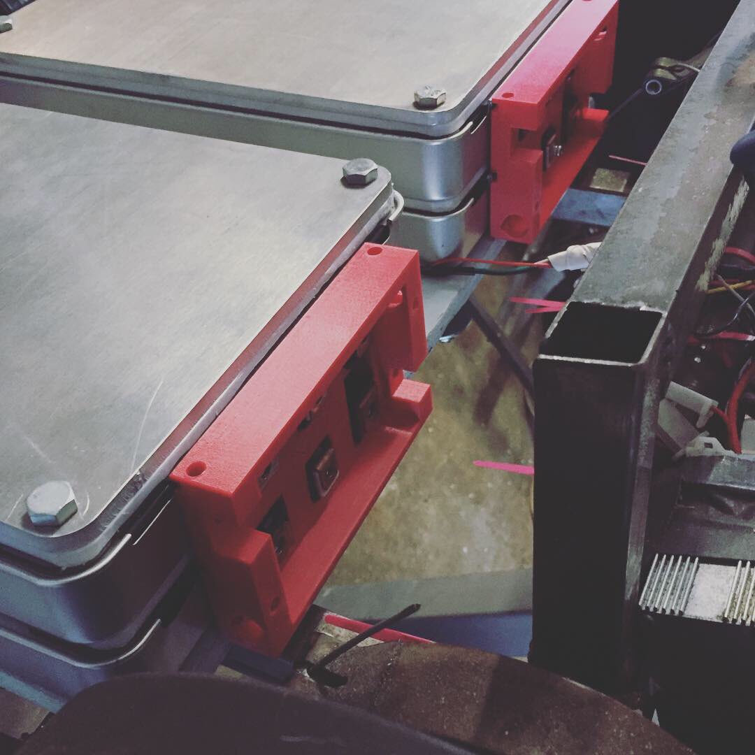 makerprojectlab's tweet photo. Used @tinkercad to adjust the Nissan Leaf battery terminal cover design for my @powerracingseries battery pack. Nailed it this time. Moving on to wiring now. #ppprs #makevember #madewithtinkercad #3dprinting https://t.co/fA2crDZE1u