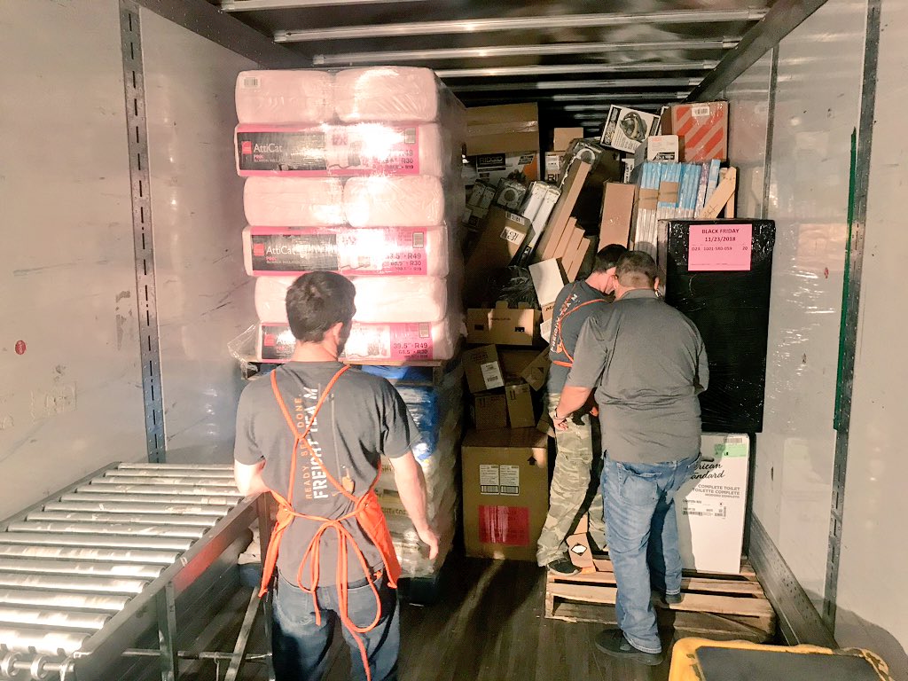 mattjensen93's tweet photo. This team ROCKS!! Throwing down with some hardworking associates! Great job #Team406 clearing a 1600+ truck in just over an hour! Thank you for all you do! #throwsomemore #FreightAppreciation #D38🧡 #D66PROUD https://t.co/XMWO12aW27
