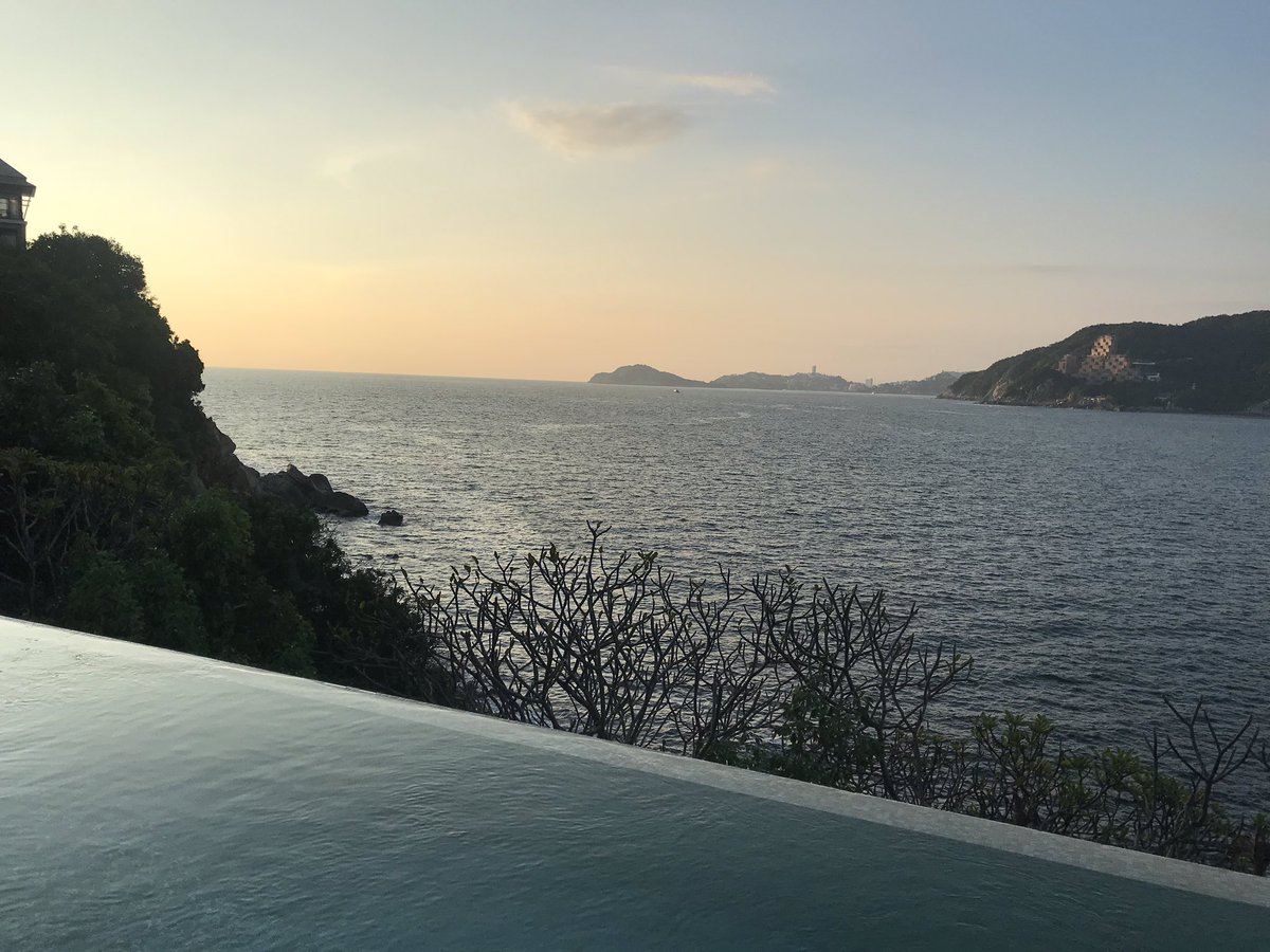 rivasfrancesc's tweet photo. Acapulco sunsets! @Banyan_Tree #cabomarquess @AcapulcoTurismo #sunsets #travel #luxurytravel https://t.co/zj6VKQkSgp