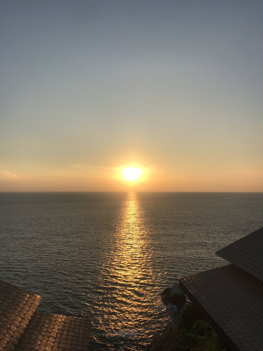 rivasfrancesc's tweet photo. Acapulco sunsets! @Banyan_Tree #cabomarquess @AcapulcoTurismo #sunsets #travel #luxurytravel https://t.co/zj6VKQkSgp