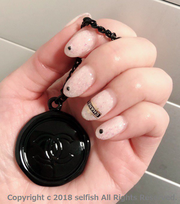 REONA629's tweet photo. CHANELチャームをせっかくもらったのでCHANELネイル
#CHANELnail
#シャイニージェル https://t.co/QipzRAJHRy https://t.co/kTJ7AoHQ6n