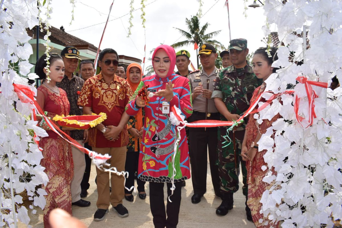 humasGrobogan's tweet photo. Bupati Grobogan @SumarniGrobogan didampingi FKPD Kab. Grobogan @TbGrobogan @kodimpurwodadi @dprd menutup Karya Bhakti TNI MANDIRI Tahap XII Tahun 2018 di Desa Tambakan, Tegowanu #GroboganHebat #HumasGrobogan #purwodadi @Moh_Sumarsono @ https://t.co/95QtK1BX9E