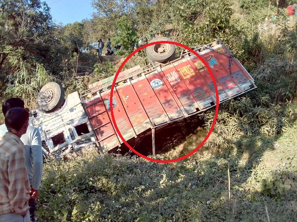 himachalkesari's tweet image. रिकवरी मशीन का रस्सा डालते समय पलटा ट्रक, चपेट में आए दो लोगों में से एक की मौत
himachal.punjabkesari.in/himachal-prade… #Bilaspur #RecoveryMachine #Towing #ReflexTruck