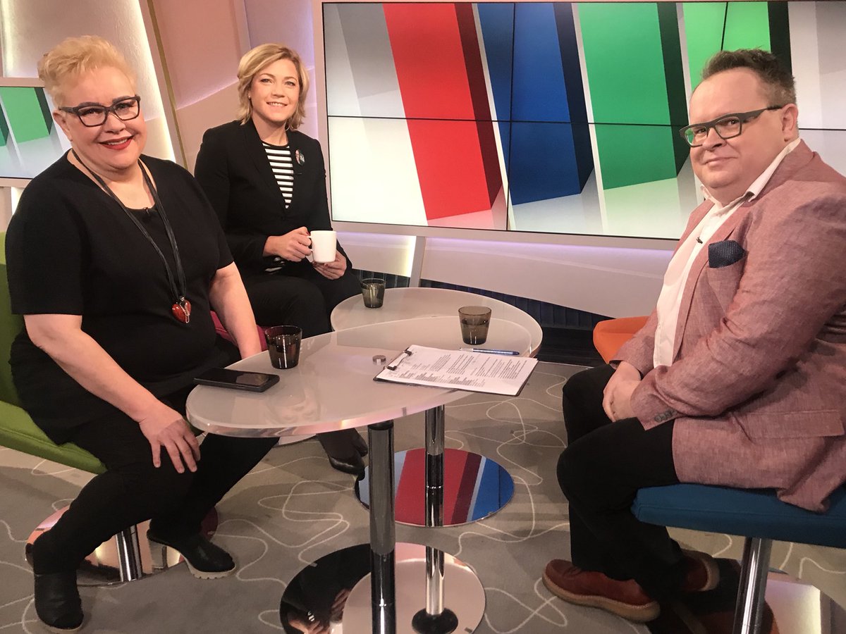 HennaVirkkunen's tweet photo. Aamu alkoi Pasilasta @Aamutv merkeissä meppikollega @spietikainen kanssa. Aiheena #EPPHelsinki kongressi, jossa jännittävä päivä edessä. Haastattelijana @petterilopponen. #Up2EU #kokoomus https://t.co/YG3ZDv31rk