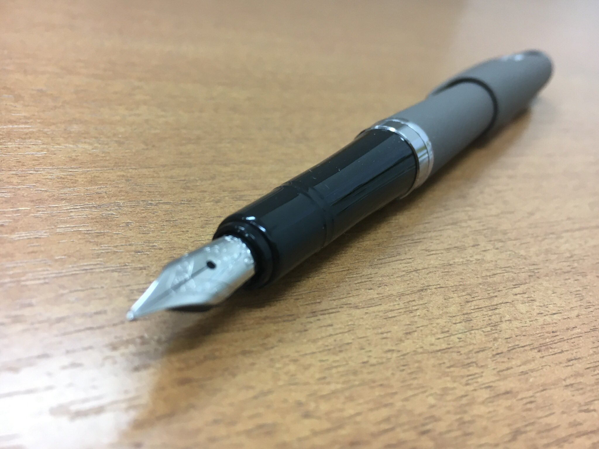 文具マイスターパピア Auf Twitter ぺんてるトラディオ万年筆 のフランス逆輸入ver が入荷しました チョコレートカラーの渋めのデザインです 万年筆初心者から万年筆好きの方までおススメです カートリッジはヨーロッパタイプに対応です 文具マイスターパヒア