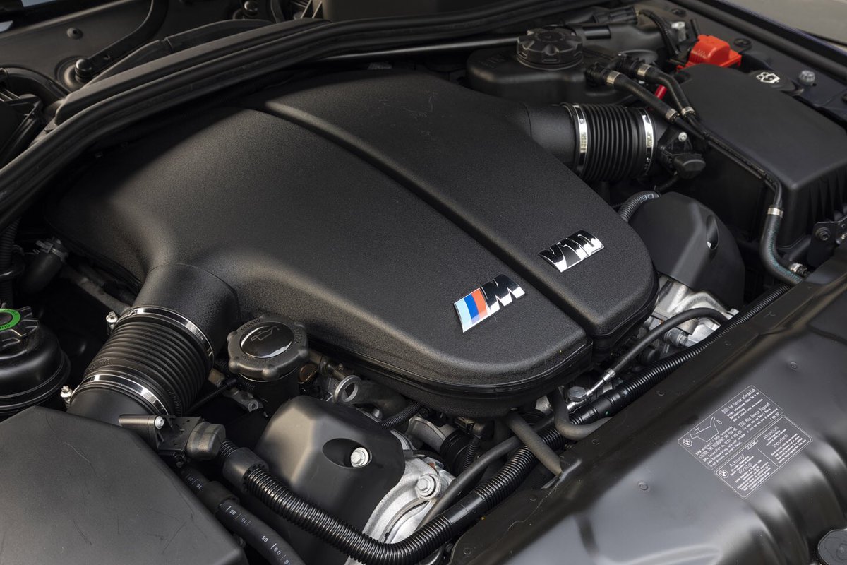 cars_pixels's tweet photo. Back when @BMW made N/A V10 engines and Chris Bangle was chief designer.

Good morning, petrolheads! 😀😀😀
Happy #throwbackthursday!!!

#BMW #BMWM5 #M5E60 #BangleButt https://t.co/SOuPVe3vzM