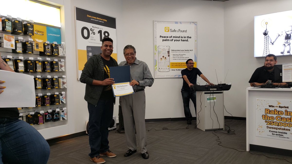 TMobileTX's tweet photo. #Love it when the #team gets the #Recognition that they deserve @CSource_Tweets @joubert_x @SprintCentral @erinkorski #SprintSalutesVeterans #PerksForWhereYouWork #sprintworks https://t.co/GUKyZKjyGC