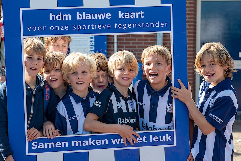KNHB_NL's tweet photo. Wil jij de tegenstander bedanken voor een leuke en sportieve wedstrijd? Vraag nu gratis de eerste 100 blauwe kaarten aan voor jouw vereniging via: https://t.co/rQzDqMvoMA #blauwekaart #sportplezier #hockeyvooriedereen https://t.co/K8TV3lSGGh