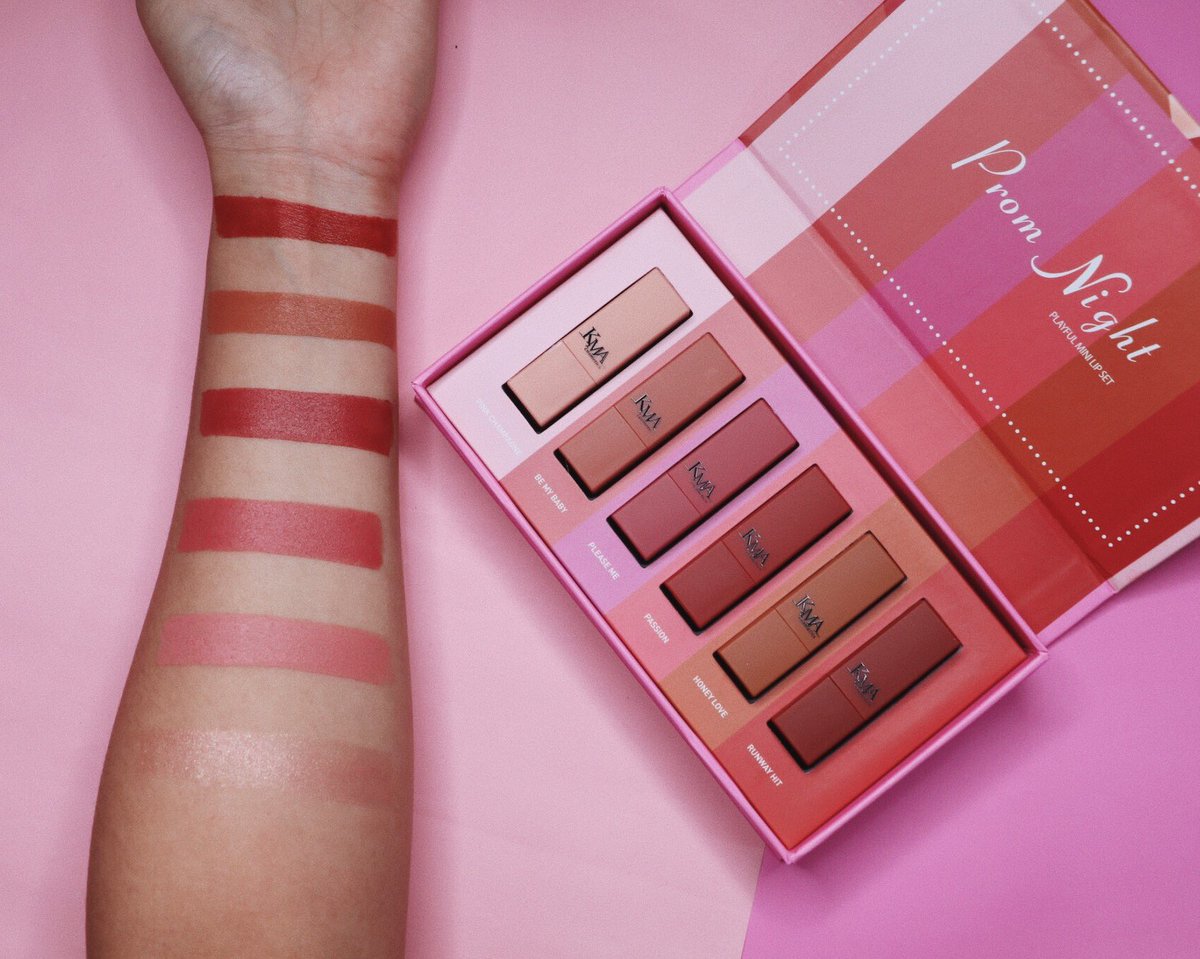 l_lenalena's tweet photo. #แจกฟรี #แจกของ #แจก
KMA PLAYFUL MINI LIP SET เซต Promnight(ส่วนเซต First Date แจกในแฟนเพจน้า)
เซตลิปแบบมินิจาก kma เป็นลิปสติกเนื้อกึ่งแมทให้ความชุ่มชื้นเม็ดสีชัดติดทนระดับกลางๆสีสวยน่ารักมากก เค้ามี 2 เซตให้เลือก
ราคา : 690฿
พิกัด : KMA
กติกา ฟอล+รี+เมนชั่น ประกาศผล 17.11.2018 https://t.co/bwaPcqorNY