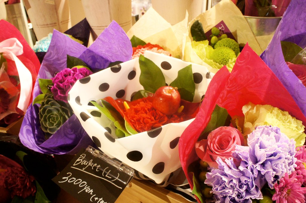 イクスピアリ 公式 Auf Twitter 生花 雑貨 Hananona Flowers Gifts Tokyo が期間限定でオープン 生花のブーケを中心に お花屋 さんが本物のお花を使用して作ったアクセサリーやiphoneケース等のオリジナル雑貨を販売 ロンドンのお花屋さんをテーマにしたお店