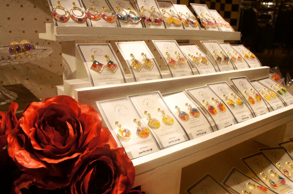 イクスピアリ 公式 Auf Twitter 生花 雑貨 Hananona Flowers Gifts Tokyo が期間限定でオープン 生花のブーケを中心に お花屋 さんが本物のお花を使用して作ったアクセサリーやiphoneケース等のオリジナル雑貨を販売 ロンドンのお花屋さんをテーマにしたお店