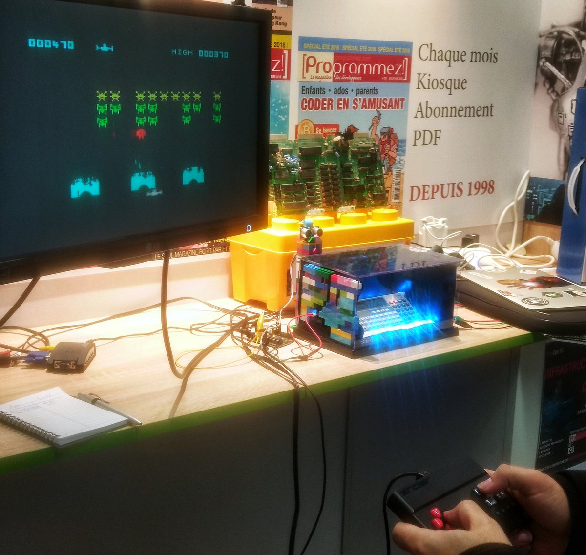 philippeminerve's tweet photo. Hier sur le stand @progmag à #MicrosoftExperiences18. Rencontre sympatique avec @francoistonic. Commande de son nouvel ouvrage https://t.co/HQeeeHd6Lx
Et un concours sympa #spaceinvaders pour gagner des #attiny85 😋 https://t.co/cILAxleFVH