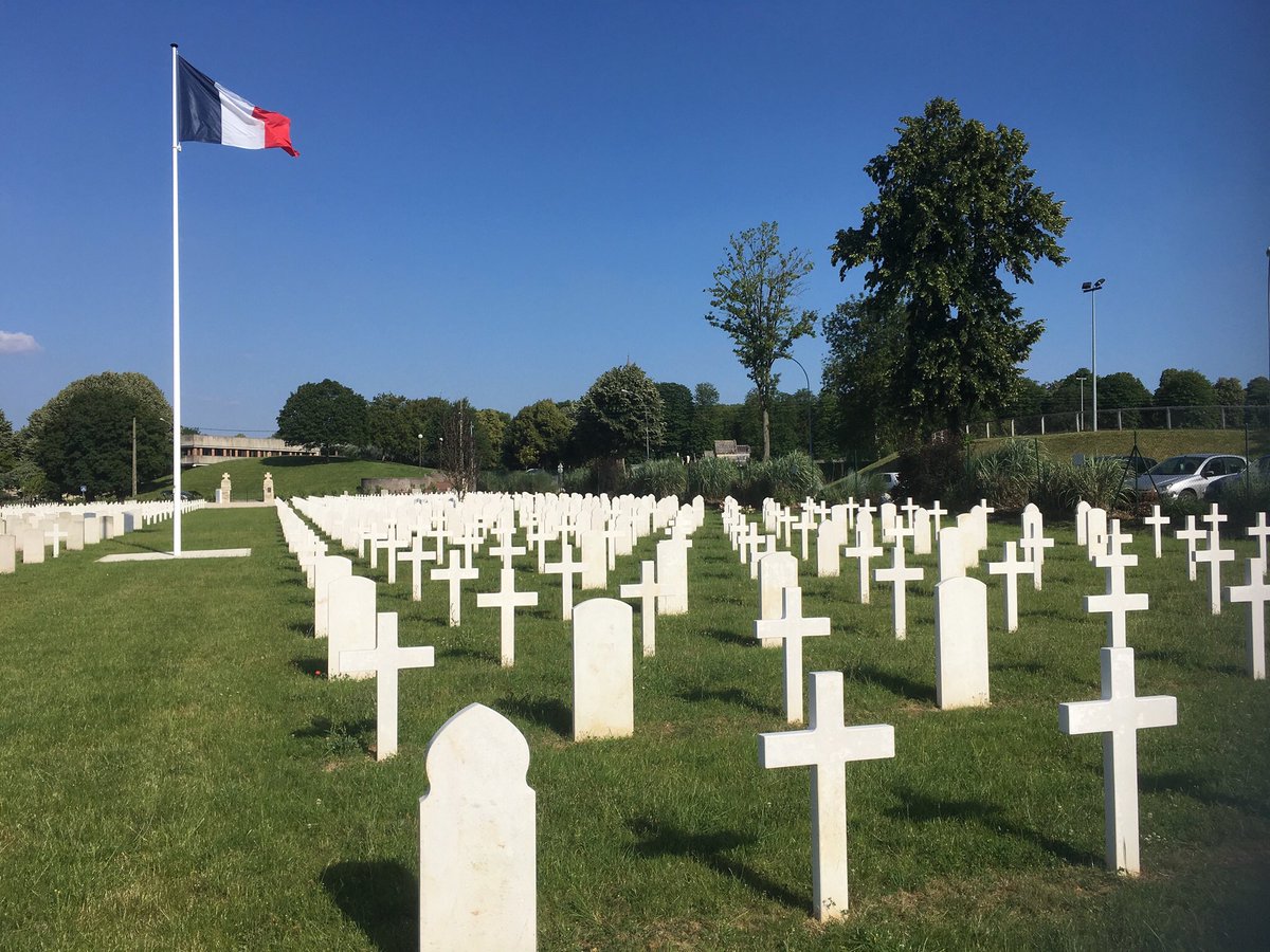 SophieReynal's tweet image. Bon mercredi à tous. Ce matin, j’accompagne la classe de #Num2 et d’autres enfants de #Senlis au cimetière militaire-nécropole nationale pour qu’ils y déposent les fleurs en plastique qu’ils ont réalisées pour commémorer la fin de la Grande Guerre.
