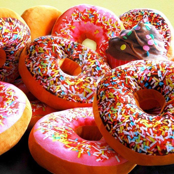 regalopedia's tweet photo. Sabemos que es difícil resistirse pero mejor no intentes morder estos increíbles cojines con forma de donuts 🍩🍩🍩

A la venta aquí >>> https://t.co/m116A1I9fW

#cojinesoriginales #donuts #regalosparacasa #regalosoriginales #diseño #gift https://t.co/9mr1OkpRs9