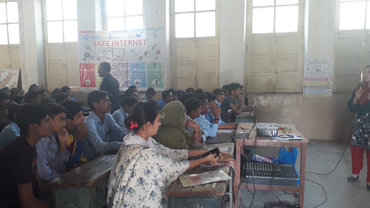 Shiza__Malik's tweet photo. So happy to see a session on safe internet use at #CLFMultan @CLF_Pak https://t.co/WDgsnkvNVR