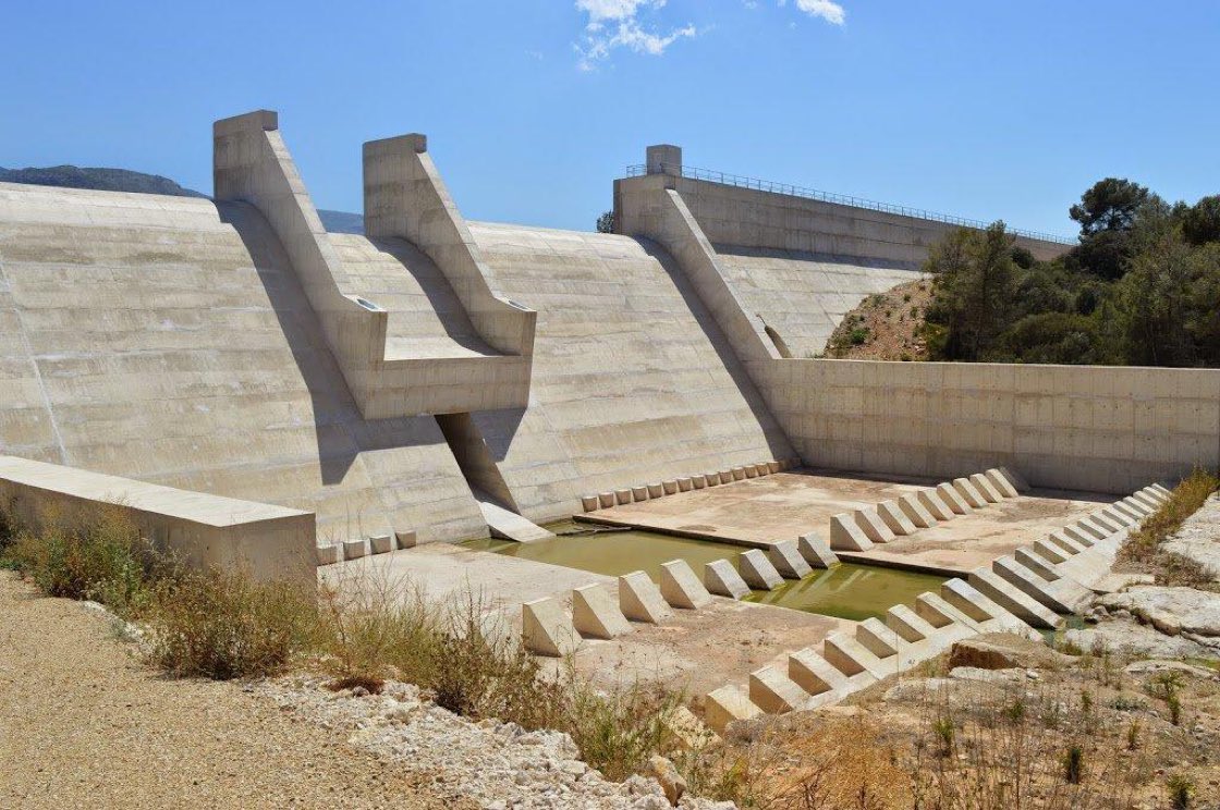 ETSIC_UPM's tweet photo. Aliviadero de presa con disipadores de energía vía @Mundo_Hormigon https://t.co/CVyoVkdprb