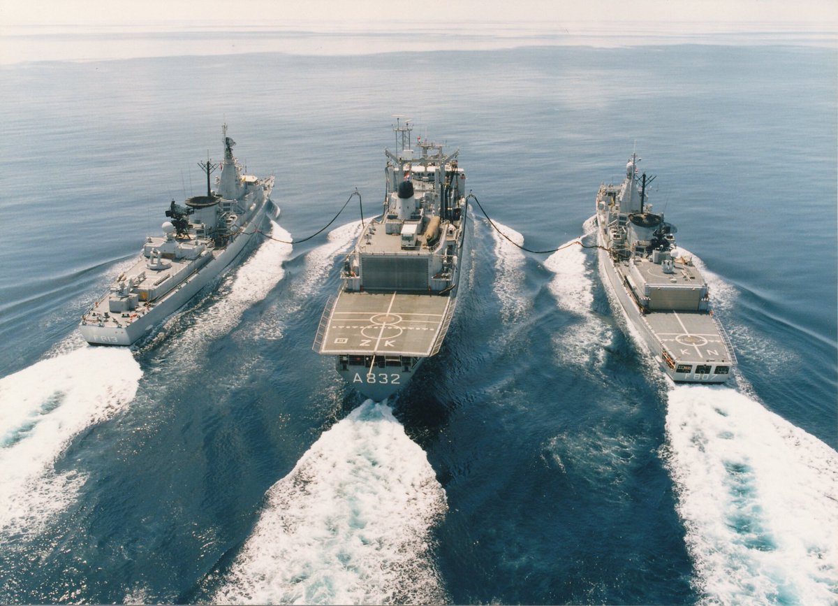 DeZiekenpa's tweet photo. #OTD 1988, het Fairwind eskader vaart langs het #GreatBarrierReef (zien we weinig van). Leuk te melden is dat de Zuiderkruis een bijzondere lading mee voert. Stuurboord op de hangaar staat de romp van de oude @KLM #Uiver. Deze wordt naar Nederland gebracht. #Fairwind88🇳🇱 https://t.co/S7vVrZBPJV
