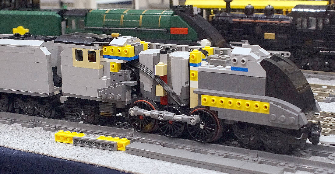 houmeisya's tweet photo. 三木様のLNER A4パシフィックはなんと「Silver Jubilee」仕様。カーブスロープの使いこなし。引き締まったサイズ。嗚呼 最も流麗なるA4作品でしょうか。
(無論、別文脈の評価もある題材です)。単独で完結するエンジンドライブ機で2M仕様でもあります
https://t.co/ZyTsJ8tgAX
#レゴトレ #jaml #LNER https://t.co/Og8MfWKSYI