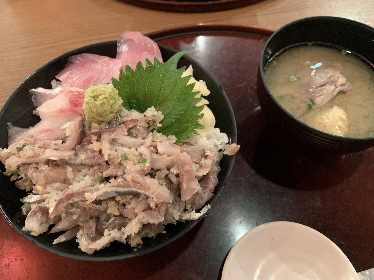 千葉ごはん こんにちは 海浜幕張にある 山傳丸 さんにていただいた ランチ 海鮮丼 です 鯵と鰯と地魚です 多分 あら汁も身がたっぷり入ってて美味しかった これで0円です 飯テロ 海鮮 千葉 千葉グルメ グルメ ランチ 新鮮