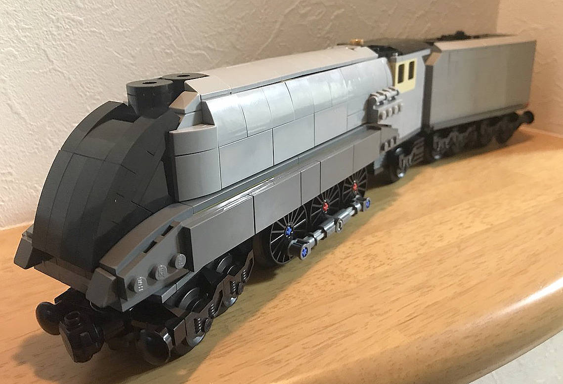 houmeisya's tweet photo. 三木様のLNER A4パシフィックはなんと「Silver Jubilee」仕様。カーブスロープの使いこなし。引き締まったサイズ。嗚呼 最も流麗なるA4作品でしょうか。
(無論、別文脈の評価もある題材です)。単独で完結するエンジンドライブ機で2M仕様でもあります
https://t.co/ZyTsJ8tgAX
#レゴトレ #jaml #LNER https://t.co/Og8MfWKSYI