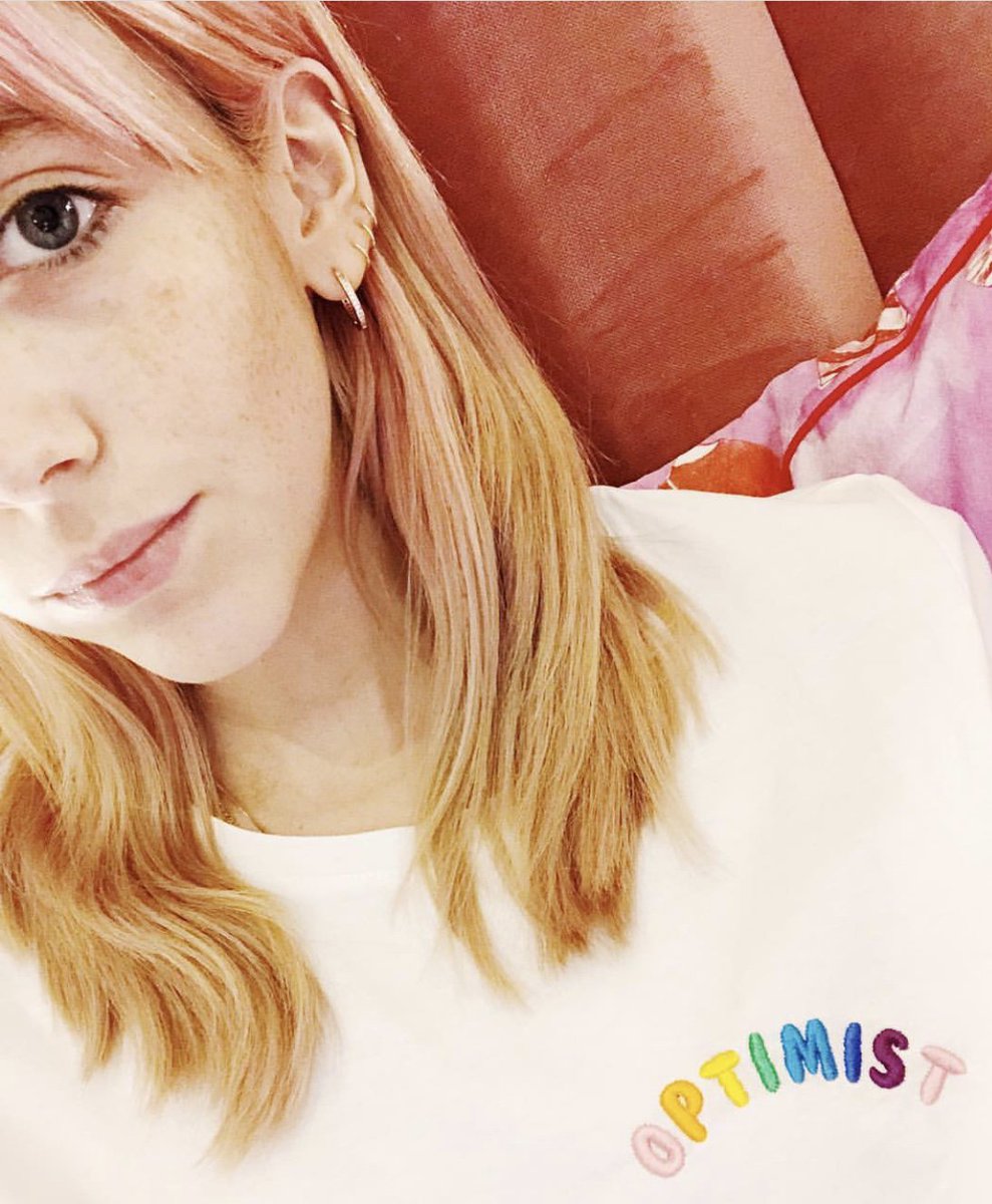 frockmyworldldn's tweet photo. The lovely @scarcurtis wearing this 💫 #optimist tee from @birdsonglondon 🙌 Birdsong is all about no sweatshops, no photoshop, and if you're looking for an ACTUAL feminist t-shirt then this is it!  Step away from the #fastfashion and ask #whomademyclothes 💕 #pinknotgreen https://t.co/FbjtBXJWD2