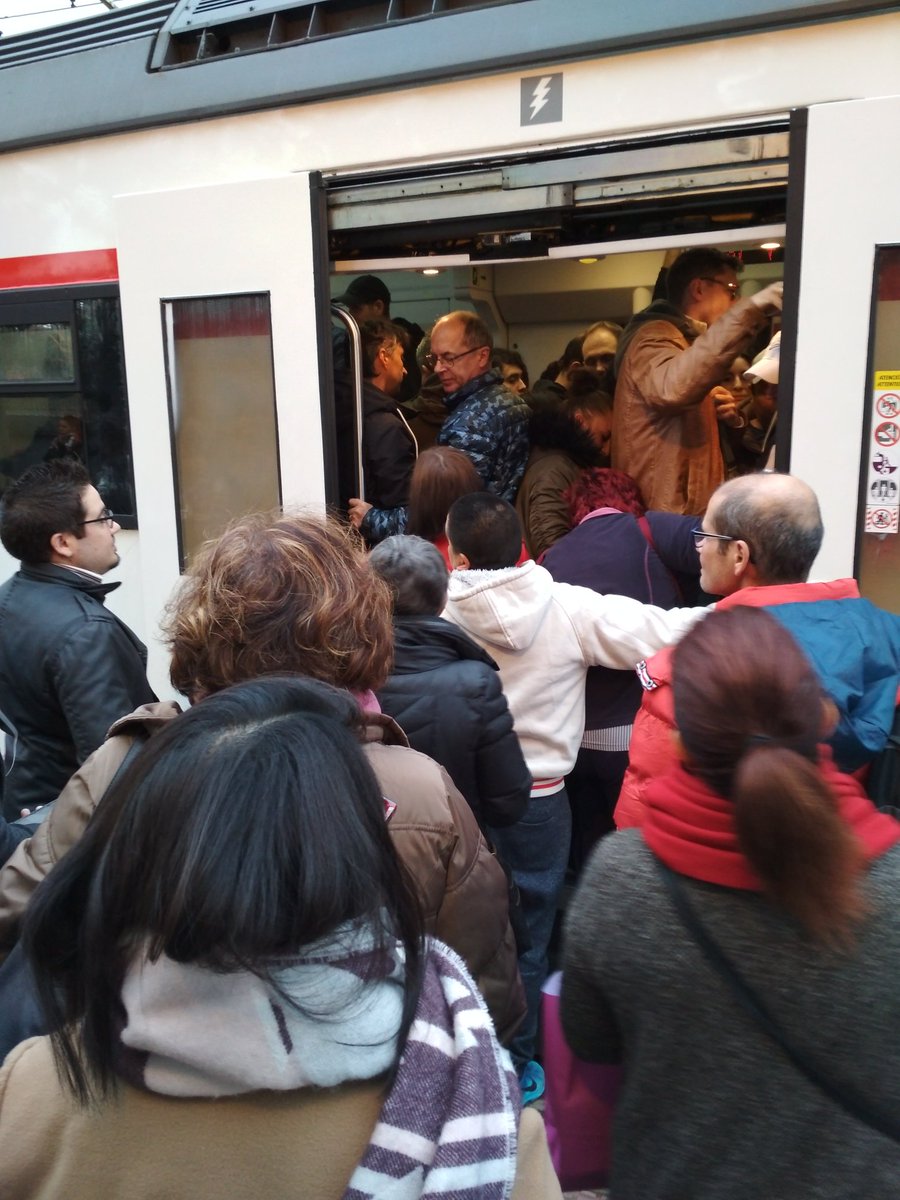 SnchezManu's tweet photo. @CercaniasMadrid no había acabado la huelga de la semana pasada? https://t.co/cZc7fTFhvr