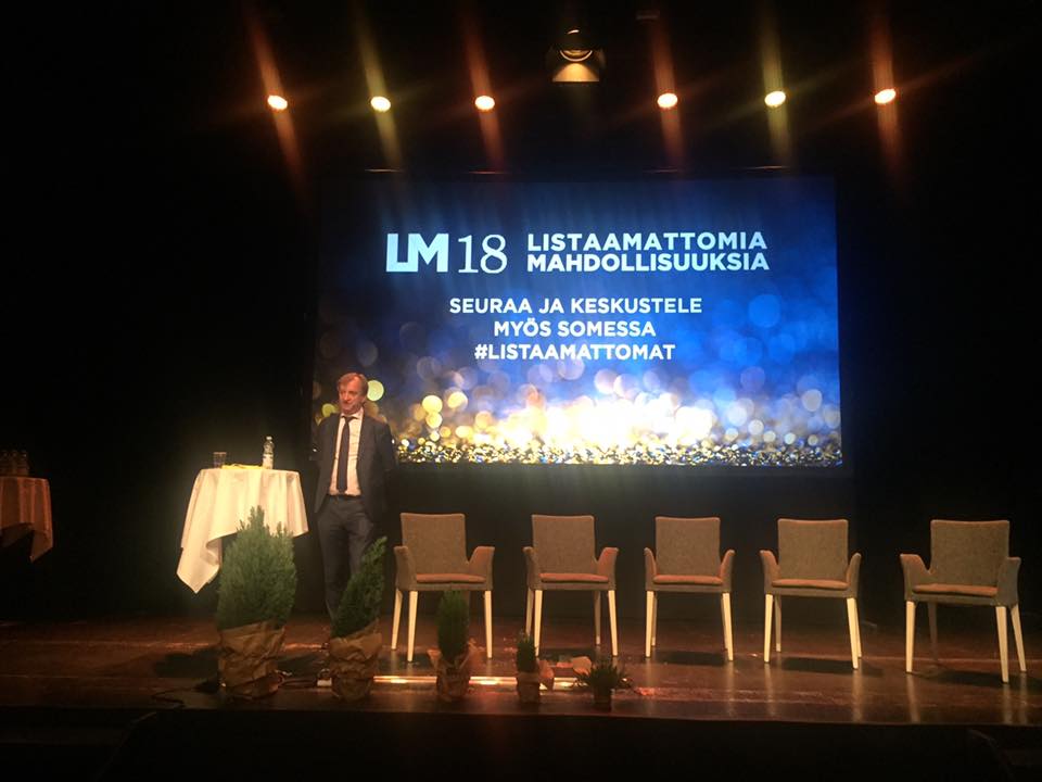 Hjallis Harkimo lavalla kertomassa yrittäjyydestä. Liveen pääset täältä: listaamattomat.fi