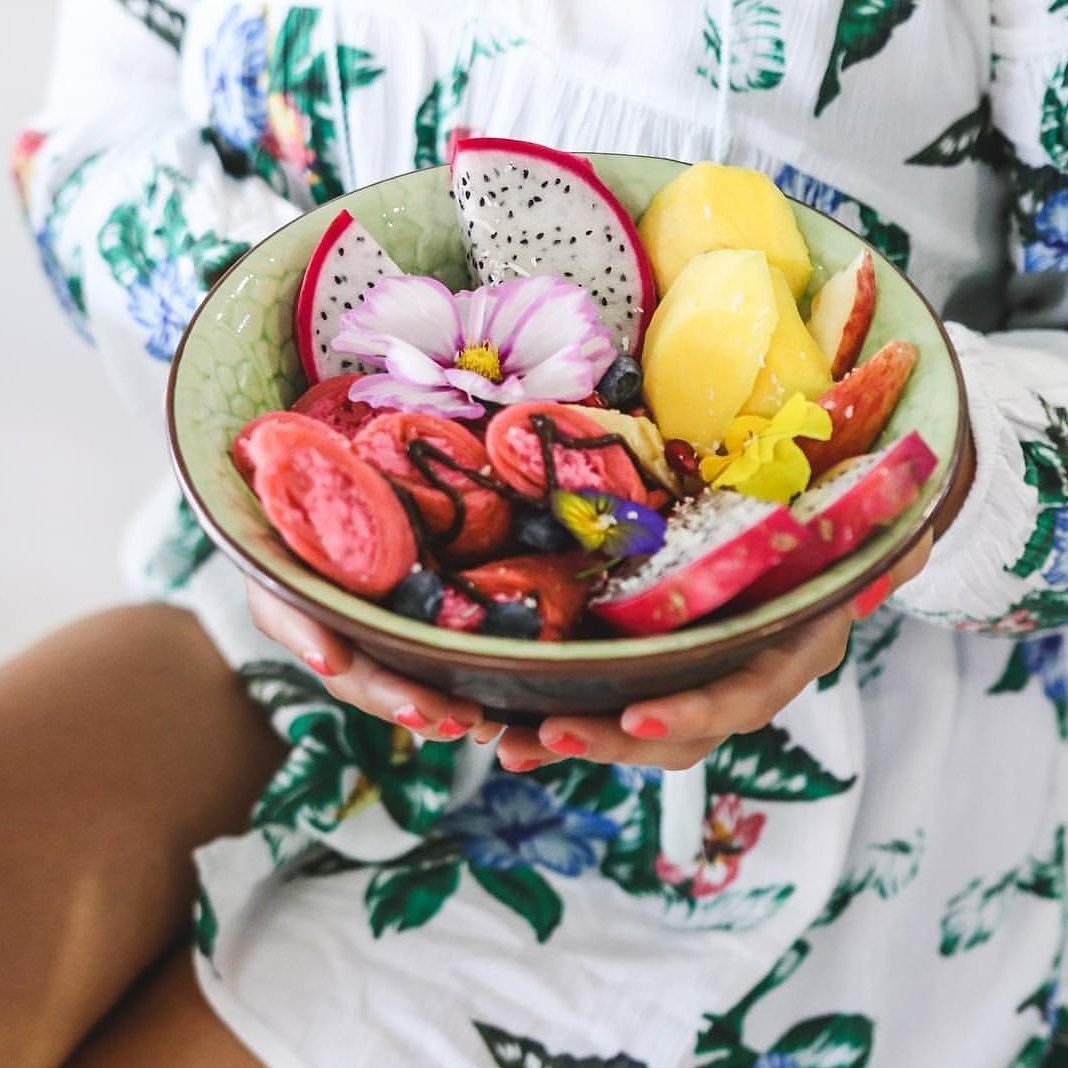 ArubaToerisme's tweet photo. Wij zijn weer een te gekke nieuwe hotspot rijker. Wie van heerlijke, gezonde bowls &amp; andere verantwoorde snacks houdt, haast zich naar One happy bowl in de Renaissance Market Place in Oranjestad! Check hun Instagram-account voor meer info. #food #onehappyisland. Foto: Vegan Aruba https://t.co/ASrqtJExTH